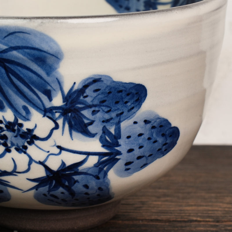 Hand-Painted Matcha Bowl Byaku - Strawberry Style